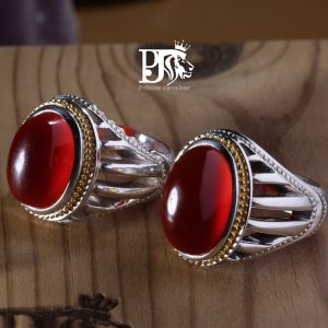 انگشتر عقیق سرخ یمنی کهنه نهایت طبع و رنگ زیبایی و اصالت بالا با قواره ای عالی ۲۴ میل طوق دار کلاهدار با طوق های موازی پایه فدیوم مدل سوپر ستونی اثری خاص و سفارشی از استاد ( مهرداد غلامرضا ) این انگشترجزو ۱۰ انگشتر عقیق سرخ برتر مجموعه میباشد سایز ۶۱